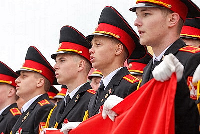 Под звуки марша. На Кургане Славы пронесли 100-метровое полотнище государственного флага