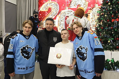 Елка, шарики, хлопушки и доброта сердец. Хоккеисты \"Динамо\" поздравили детей Ивенецкого дома-интерната с Новым годом
