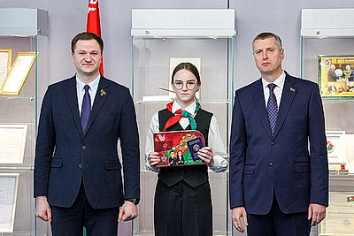 Крутой - школьникам: паспорт - это документ, в котором встречается ваша личная история и корни всей страны