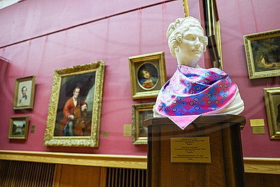 В НХМ состоялась перформанс-презентация коллекционных платков \"Все носят Царфина\"