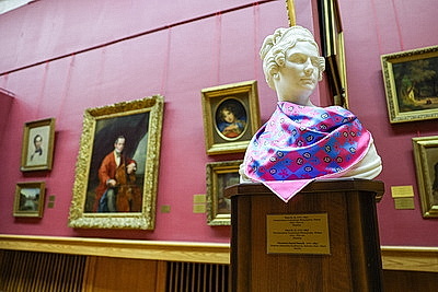 В НХМ состоялась перформанс-презентация коллекционных платков \"Все носят Царфина\"