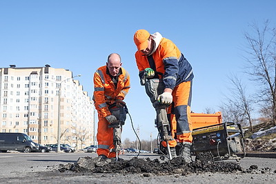 В Беларуси ведутся весенние ямочно-ремонтные работы