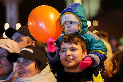 Праздничный концерт \"Дорогами Победы!\" проходит у Дворца спорта