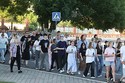 В Вертелишках прошло памятное шествие с лампадками к мемориальному комплексу \"Скорбящая мать\"