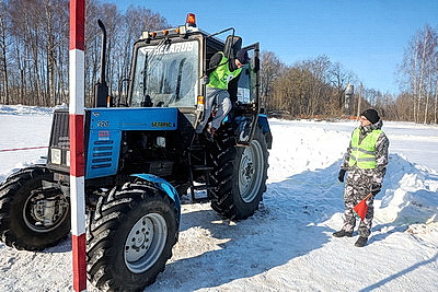 Зимнее бездорожье и огневой рубеж: \"Тракторный биатлон\" в Горках испытал на прочность людей и технику