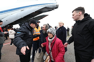 Три самолета с жителями Алешек прибыли в Беларусь