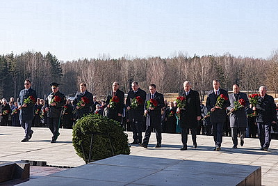 \"Пусть скорбь и печаль обернутся в мужество ваше и силу\". В Хатыни проходит всенародная вахта памяти