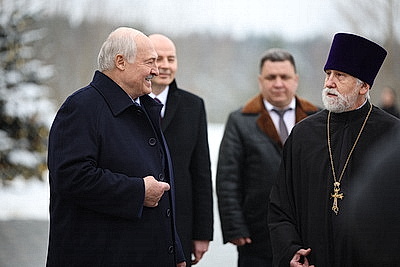Лукашенко зажег рождественскую свечу в храме в Минском районе