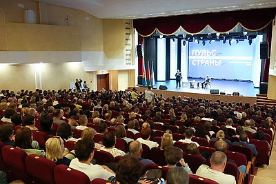 Сохранить настоящее и почаще задумываться, что ждет в будущем. Какие темы звучали на встрече Жука с кобринчанами