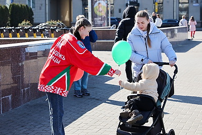 Моя страна. Мое будущее. Минская молодежь поздравила горожан с Днем Конституции