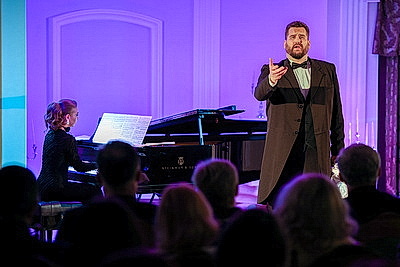 \"Опера - это не скучно\". Как Большой театр превращает классику в современный тренд