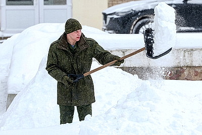 Последствия снегопада устраняют в городах Беларуси