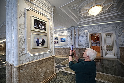 Для участников форума \"Женщина и будущее деревни\" провели экскурсию во Дворце Независимости