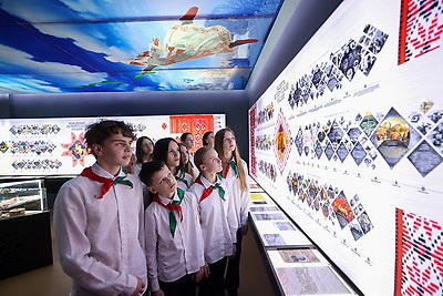 \"Отклик читается в глазах\". В школах Беларуси прошел единый урок, посвященный трагедии в Хатыни