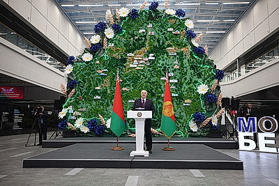 Лукашенко вручил символы Государственного знака качества