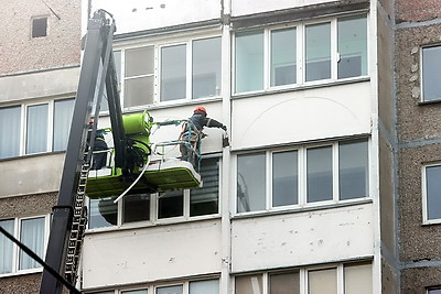 Строители приступили к монтажу панелей в пострадавшей при взрыве газа десятиэтажке в Гомеле