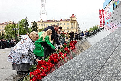 Народное возложение цветов к монументу Победы проходит в Минске