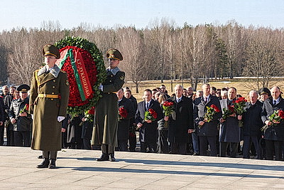 \"Пусть скорбь и печаль обернутся в мужество ваше и силу\". В Хатыни проходит всенародная вахта памяти