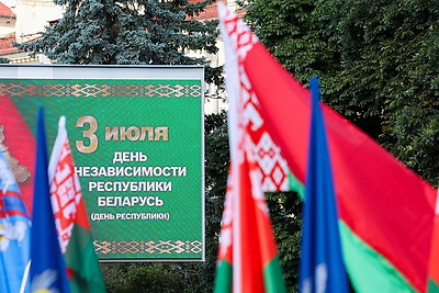 \"Дань памяти героям прошлого\". Народное возложение проходит в Минске