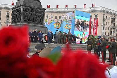 Лукашенко возложил венок к монументу Победы в Минске