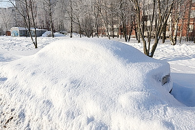 В Витебске эвакуаторы ГАИ убирают автомобили, припаркованные вдоль дороги и мешающие уборке снега