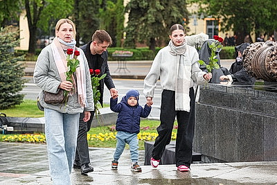 Народное возложение цветов к монументу Победы проходит в Минске