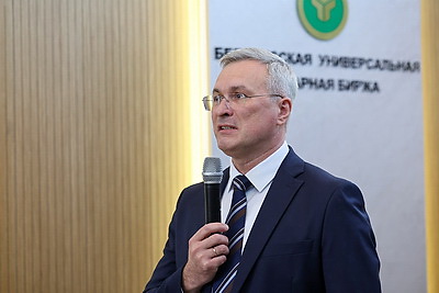 Белорусские льняные изделия, косметика, фарфор. Что показали зарубежным дамам на приеме накануне 8 Марта