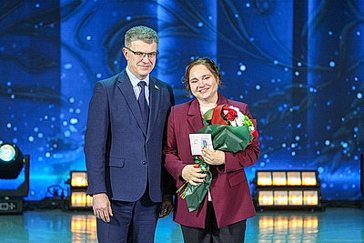 \"Вы служите примером для многих\". Орден Матери вручили 47 многодетным минчанкам