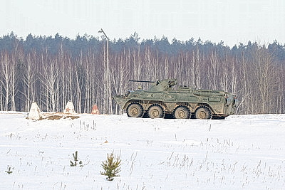 Десантники и гвардейцы во время проверки ВС сдают нормативы по огневой подготовке в Борисовском районе