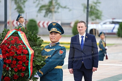 Турчин возложил венок к Вечному огню на Площади Победы в Бишкеке