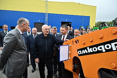 Лукашенко посетил производство лесозаготовительной техники в Логойском районе
