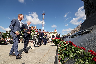 \"Дань памяти героям прошлого\". Народное возложение проходит в Минске