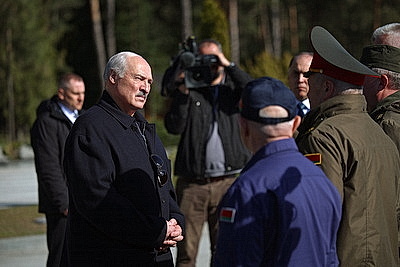 Лукашенко посетил Минский аэроклуб ДОСААФ