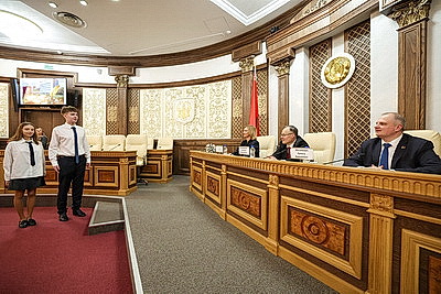 \"Гордимся тем, что нам выпала такая честь\". В Верховном Суде столичным школьникам вручили первые паспорта