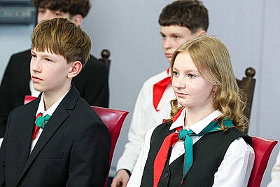 Крутой - школьникам: паспорт - это документ, в котором встречается ваша личная история и корни всей страны