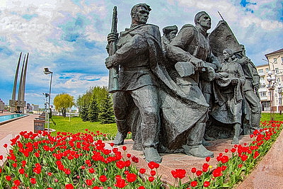 Сотни тысяч тюльпанов в преддверии Дня Победы расцвели в городах Беларуси