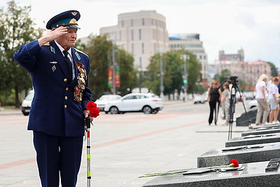 \"Дань памяти героям прошлого\". Народное возложение проходит в Минске