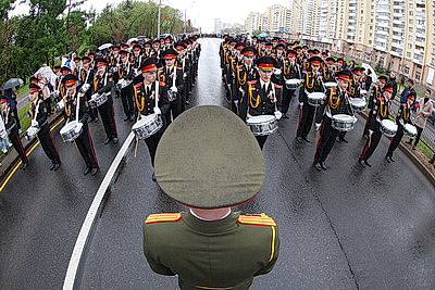 Шествие с самым большим флагом Беларуси стартовало от стелы \"Минск - город-герой\"