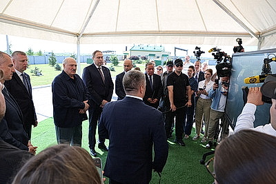 Лукашенко посетил хозяйство, где разводят красную породу коров