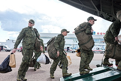 Десять российских военных после обмена подлечились в Гомеле и отправились домой