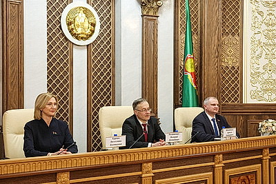 \"Гордимся тем, что нам выпала такая честь\". В Верховном Суде столичным школьникам вручили первые паспорта