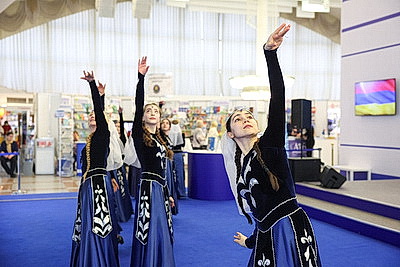 Фольклорные танцы и книги о подвигах. Презентация Армении и Молдовы прошла на Минской книжной выставке-ярмарке