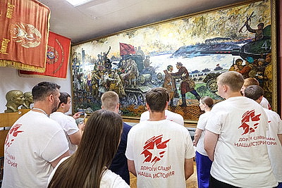 Участники автопробега \"Дороги славы - наша история\" посетили музей Миная Шмырева