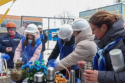 Мороз не страшен. На помощь строителям технопарка в Минске поспешил \"Васильковый патруль\" БСЖ