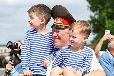 Масштабную реконструкцию событий разных лет показали в День десантников и ССО в Бресте