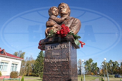В Шкловском районе открыли скульптуру Героя Социалистического Труда Нины Барановой