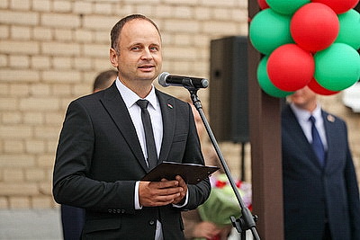 Швед напутствовал узденских школьников и вручил каждому первокласснику книгу \"Беларусь - наша Радзiма\"