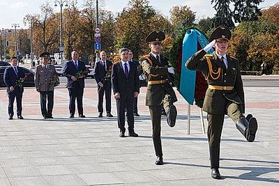 Премьер-министр Казахстана возложил венок к монументу Победы в Минске