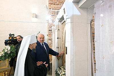 Лукашенко зажег рождественскую свечу в храме в Минском районе