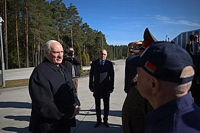 Лукашенко посетил Минский аэроклуб ДОСААФ